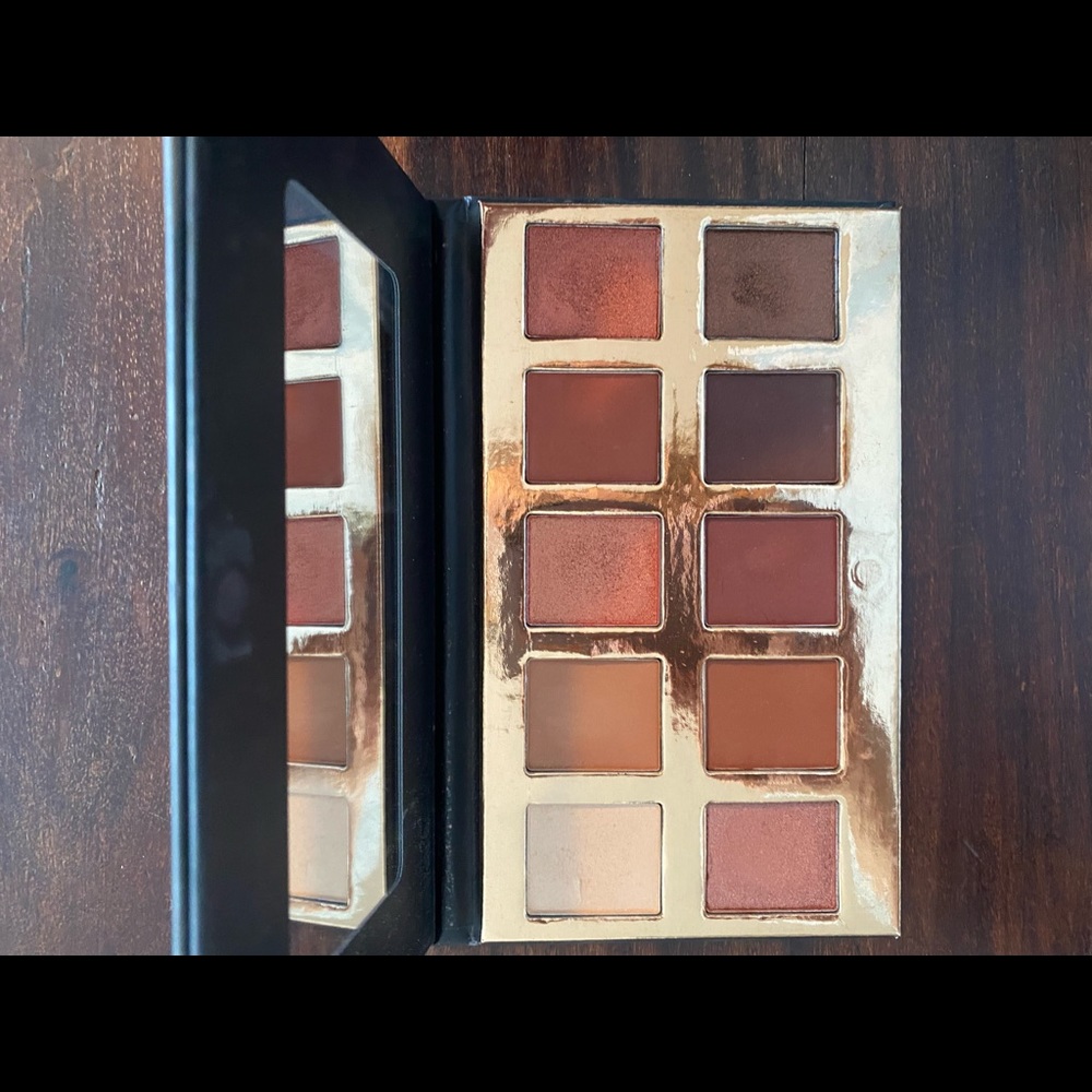 Crown neutral eyeshadow palette